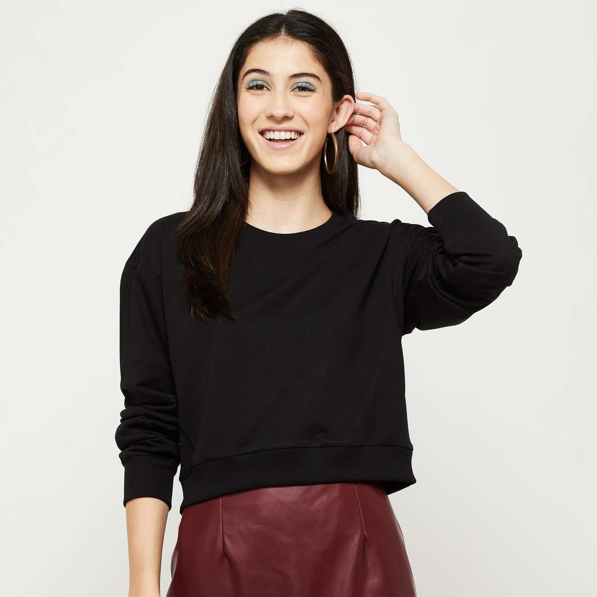 Women Black Solid Cropped Sweatshirts